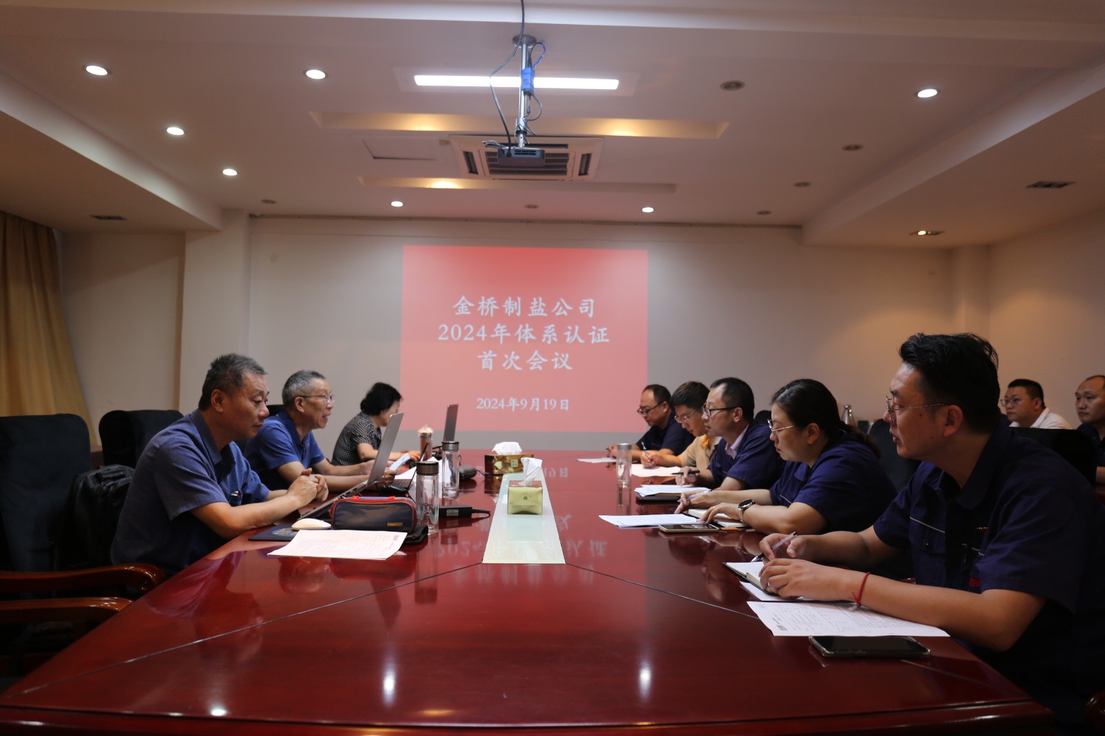 近日，金橋制鹽公司通過北京世標認證中心審核，給予食品安全管理體系、環(huán)境管理體系和職業(yè)健康安全管理體系認證“保持認證資格”的監(jiān)督審核結論，給予質量管理體系認證“再次注冊”的再認證審核結論。通過審核，是對公司精細化管理成果的檢驗，促進公司內控管理水平持續(xù)提升。（李曉月）